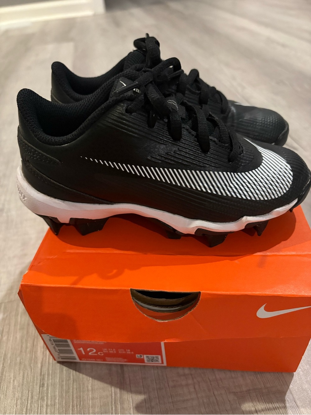 Nike Kids Black & White Cleats..12C